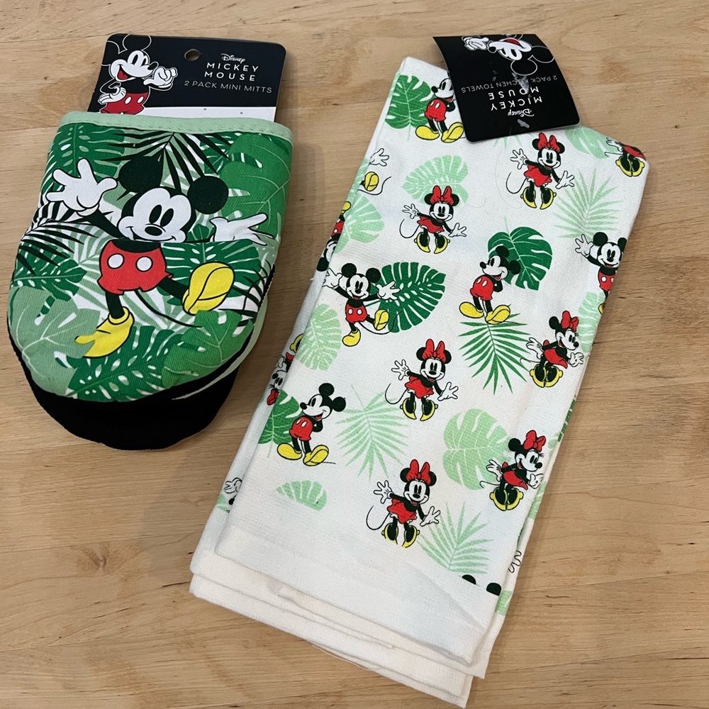 NWT Mickey & Minnie Kitchen Towels with Oven Mitts